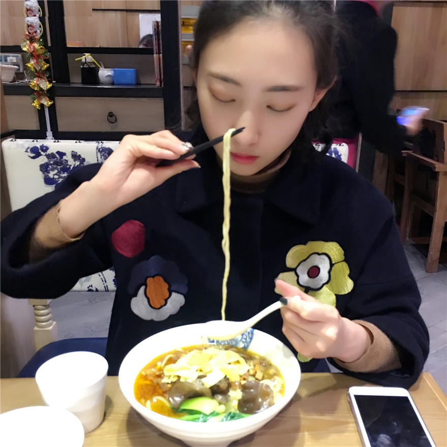 同学聚会碰到初恋一起酒店开房偷拍她洗澡被她发现了
