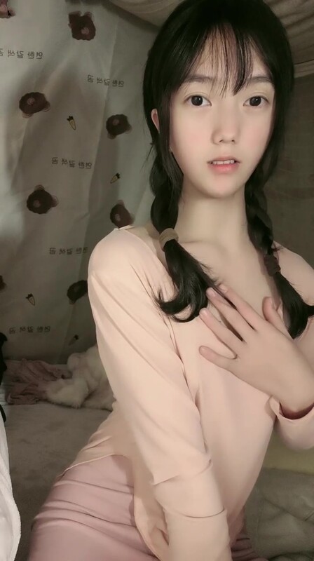 清纯乖巧美少女！两根辫子一脸呆萌！在宿舍收费房诱惑，贫乳多毛嫩穴，掰穴自摸，翘起美臀看菊花