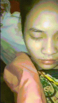迷玩 在家把小侄女给操了 慢慢插不过瘾 插太猛有反应了 赶紧拔出 小穴淫水还超多