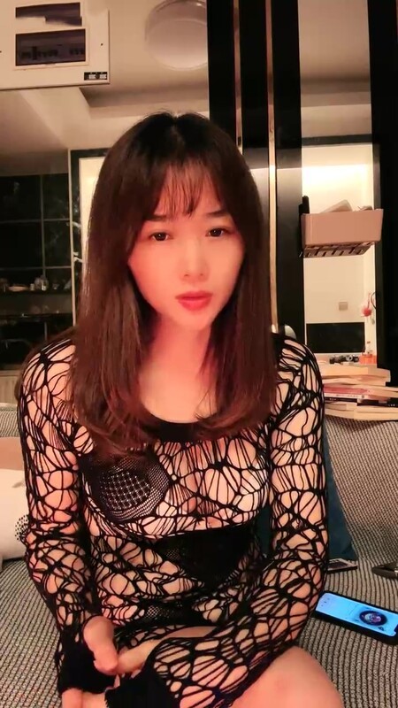 气质尤物性感美女!难得收费房大秀!镂空情趣装,掏出白嫩大奶揉捏,揉搓骚穴,娇喘呻吟翘起屁股