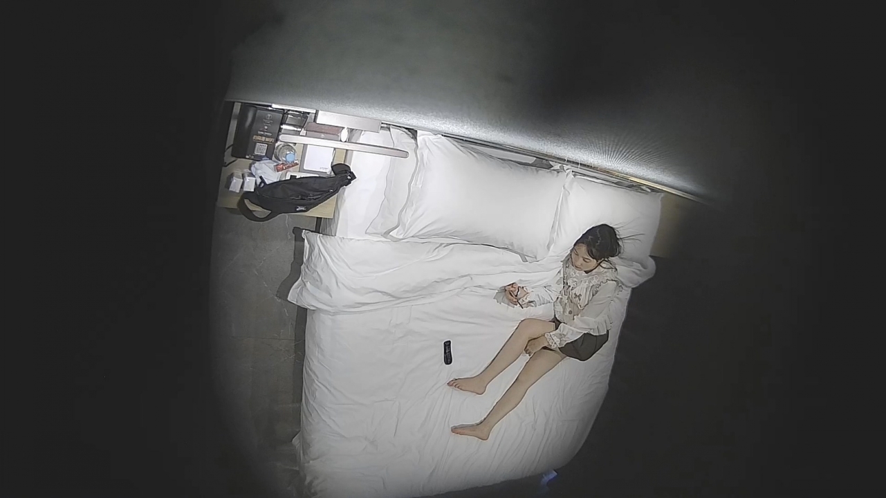 ㊙️真实泄密㊙️大学城宾馆上帝视角欣赏学生情侣开房激情造爱,反差女友挺清纯漂亮的一手看电话一手掏鸡巴很骚,脱光干一炮吧