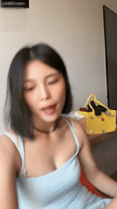 性感尤物短发美女!吊带长裙热舞诱惑!卫生间掰穴尿尿,震动棒抽插骚逼,冲刺猛捅喷水,美女极度淫骚