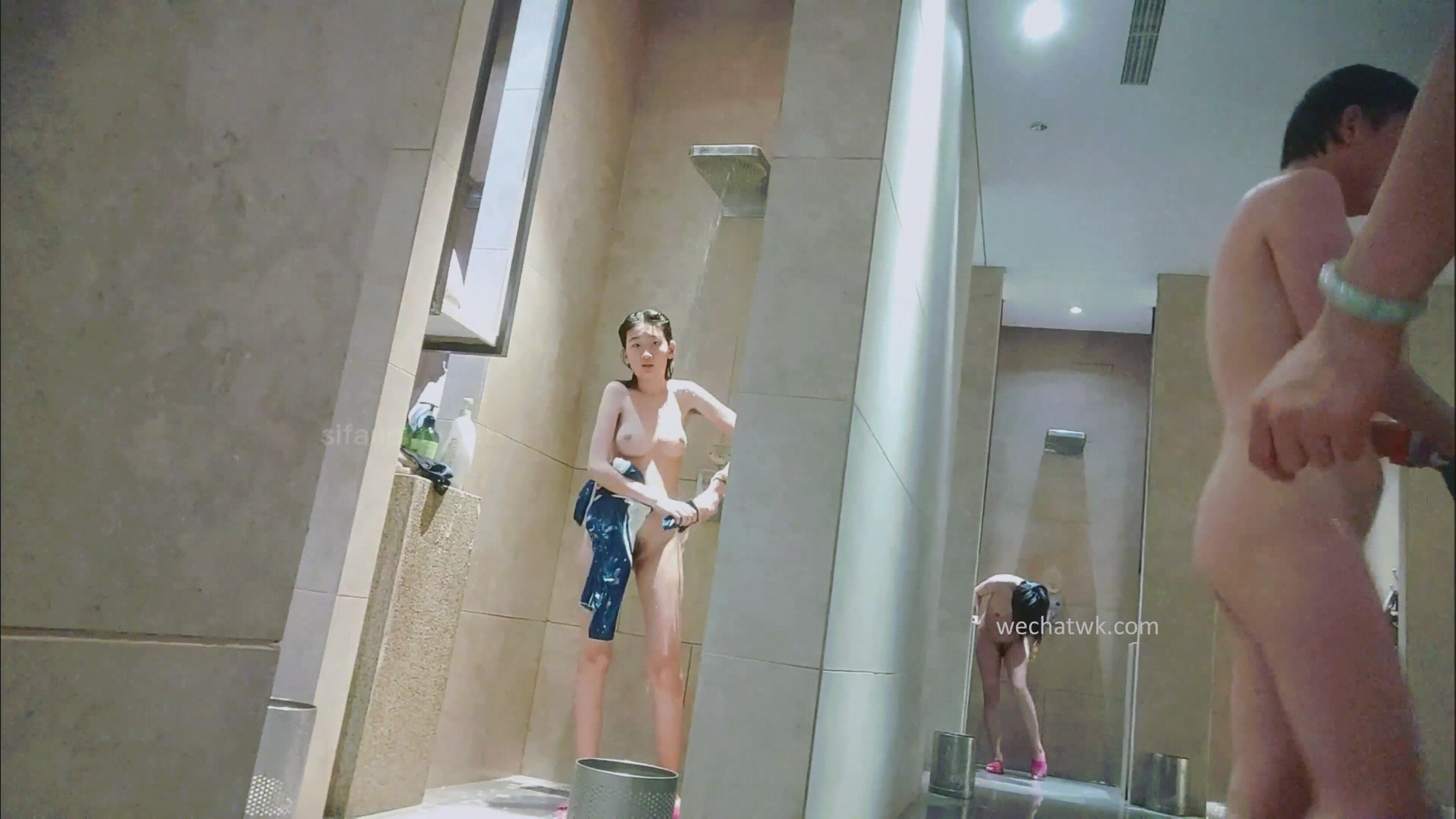 澡堂子内部员工偷拍白白嫩嫩的少妇洗澡