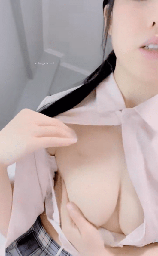 定位南京雨花台区~刚成年校花女神 小小年纪很是羞涩 第一次大秀身材好白又嫩 逼毛稀少粉红嫩穴 道具自慰
