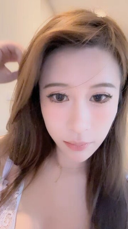 纯天然巨乳网红女神!一对豪乳又大又粉嫩!脱光光揉搓乳头,性感美臀摇摆,穿上吊带网袜,掰骚穴特写