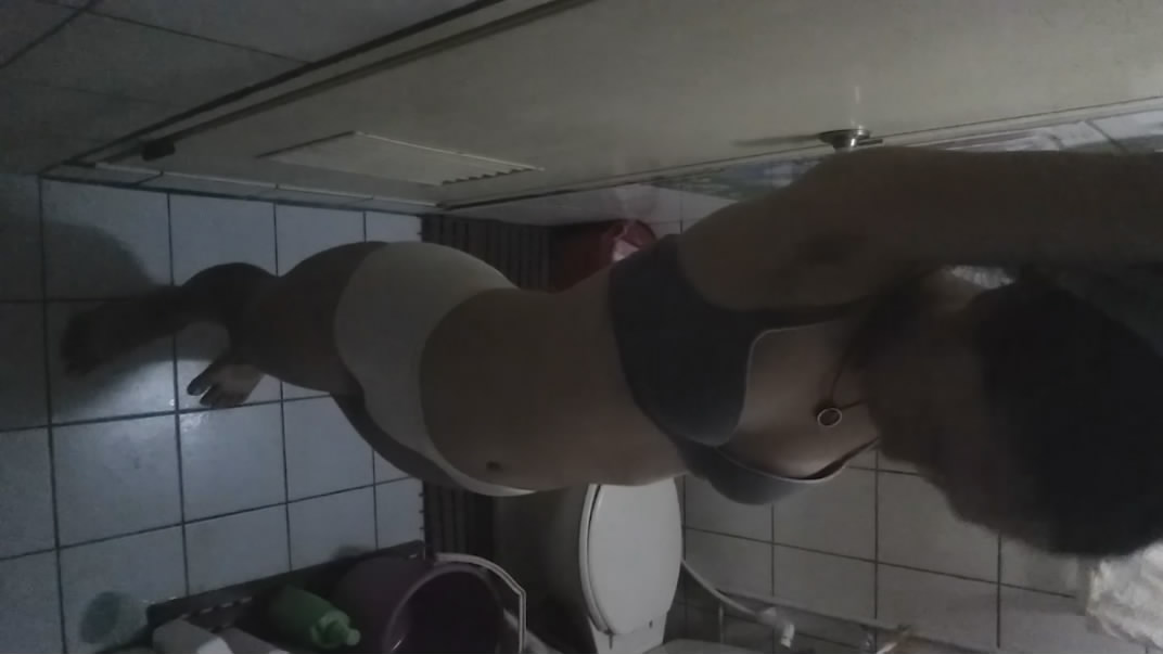 咸湿房东浴室偷装摄像头❤️偷拍身材苗条的大学生女租客洗澡妹子屁股有个大胎痣
