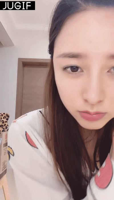 极品白虎颜值美女,超嫩肥穴道具自慰,翘起双腿特写,震动棒抽插,高潮淫水直流,爽的喷水