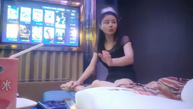 撩妹大神佳作，【伟哥足浴探花】，新来的贵州小美女，一直加钱到3000，驱车带酒店，舌吻舔穴无套，这一次干得真是值得！