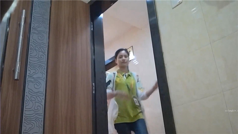 办公大楼女厕偷拍白色长外套牛仔裤少妇❤️两片肥唇磨得发白