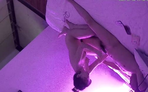 【酒店偷拍】震惊三观的情侣,女孩帮男友赚钱