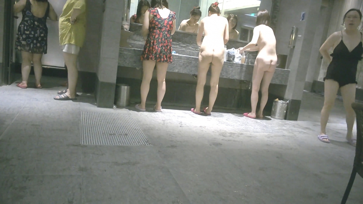 一镜到底真实偸拍温泉洗浴女士区内部春色,环肥燕瘦各种身材多个年龄段,腋毛女搓逼洗的仔细,苗条美女的透明内裤更是惹火