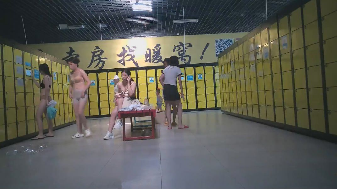 十一月新流出❤️大神潜入水上乐园更衣淋浴室四处移动偷拍几个洗澡的苗条学妹