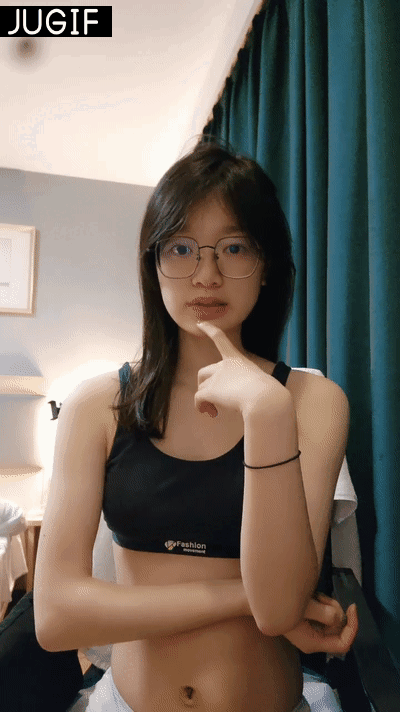 极品尤物眼镜学生妹,外表清纯小虎牙4,迫不及待想被男友操,开裆黑丝足交,骑乘打桩,爆草骚逼