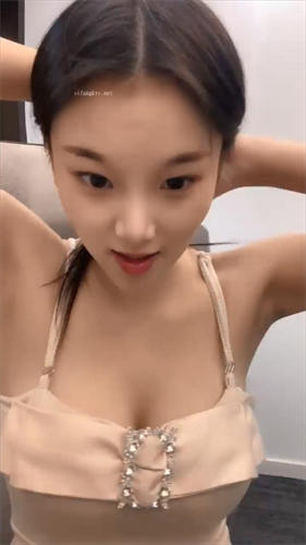卧槽这个牛逼!刚学会化妆的漂亮18岁可爱萝莉,五官都很尖,黑丝美腿,张开美腿撕破丝袜,在椅子上被干的死去活来