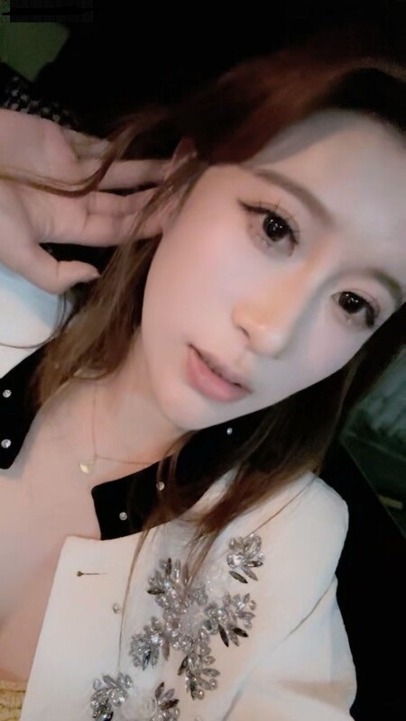 纯天然巨乳网红女神！夜晚驾车野外车震！撩起衣服一对豪乳，打光埋头吃吊，空间太小，回家继续激情