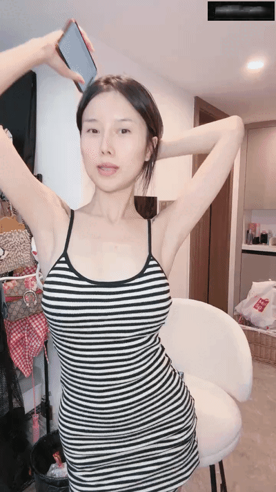 气质尤物性感女神!吊带条纹裙美腿!浴室洗澡湿身诱惑,翘起屁股掰开骚穴,男友帮忙挂腋毛,苗条身材展示
