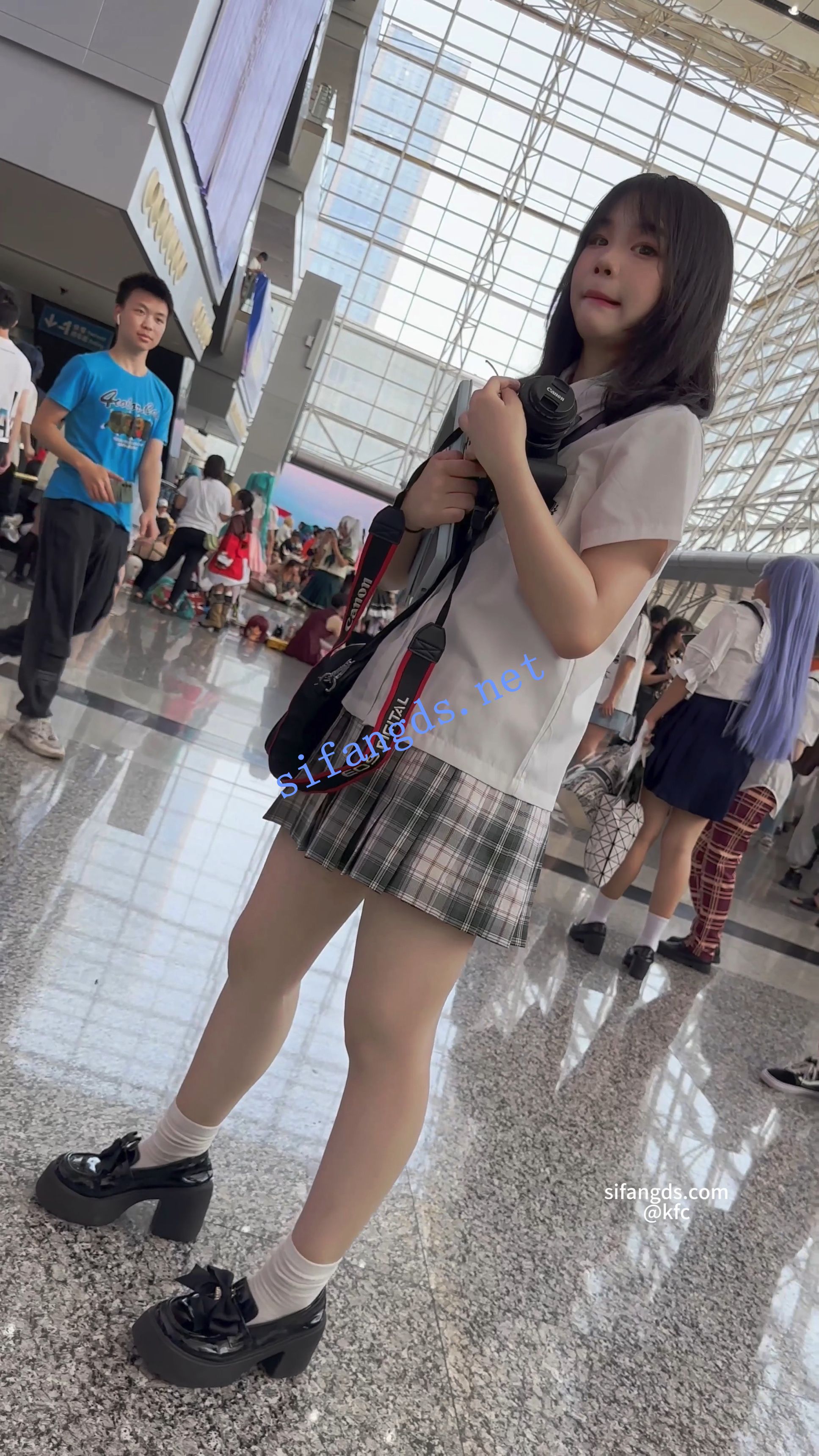 【KFC】JK制服萝莉摄影师逛街。肉色丝袜白色内撕破了一个洞