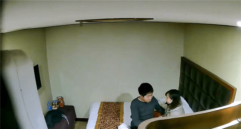 小旅馆暗藏摄像头偷拍一对野鸳鸯各种姿势啪啪