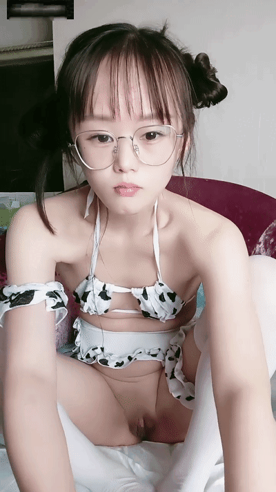 变态小萝莉!眼镜萌妹骚的很!白丝袜无毛骚穴,假吊抽插流白浆,按摩器双管齐下,娇喘呻吟诱人