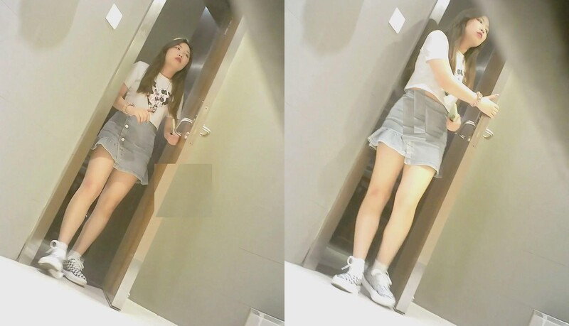 商场女厕全景偷拍牛仔短裙靓妹❤️低着头深沉的玩手机蜜穴失守