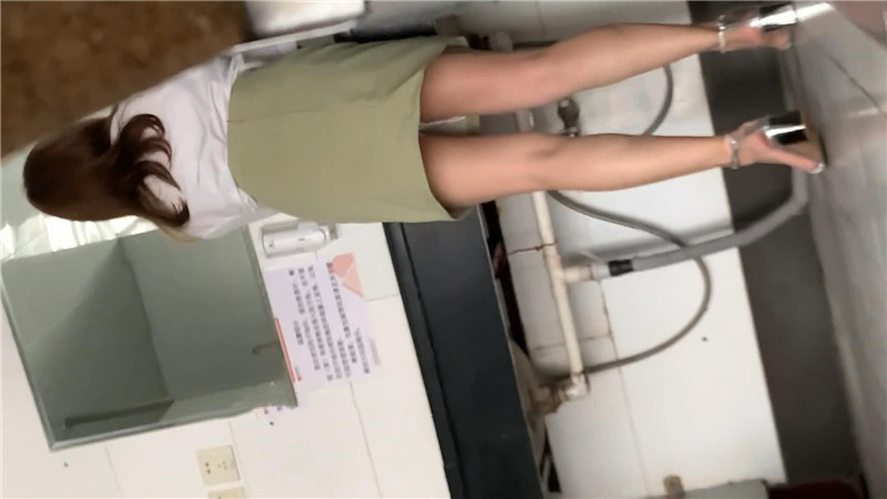 酒店女厕偷拍短裙高跟少妇❤️干净的肥鲍鱼圆圆的逼洞