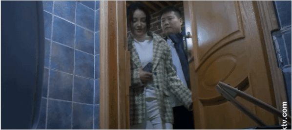 餐厅女厕全景偷拍多位极品少妇撅着屁股尿尿❤️角度刚刚好拍到她们的小肥鲍