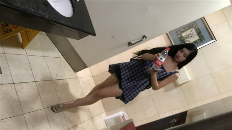 大神潜入大学女厕全景偷拍❤️几个高颜值学妹嘘嘘