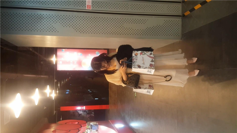 宠物店跟踪偷拍一身白色连衣裙配白高跟的气质女神❤️人美穴靓