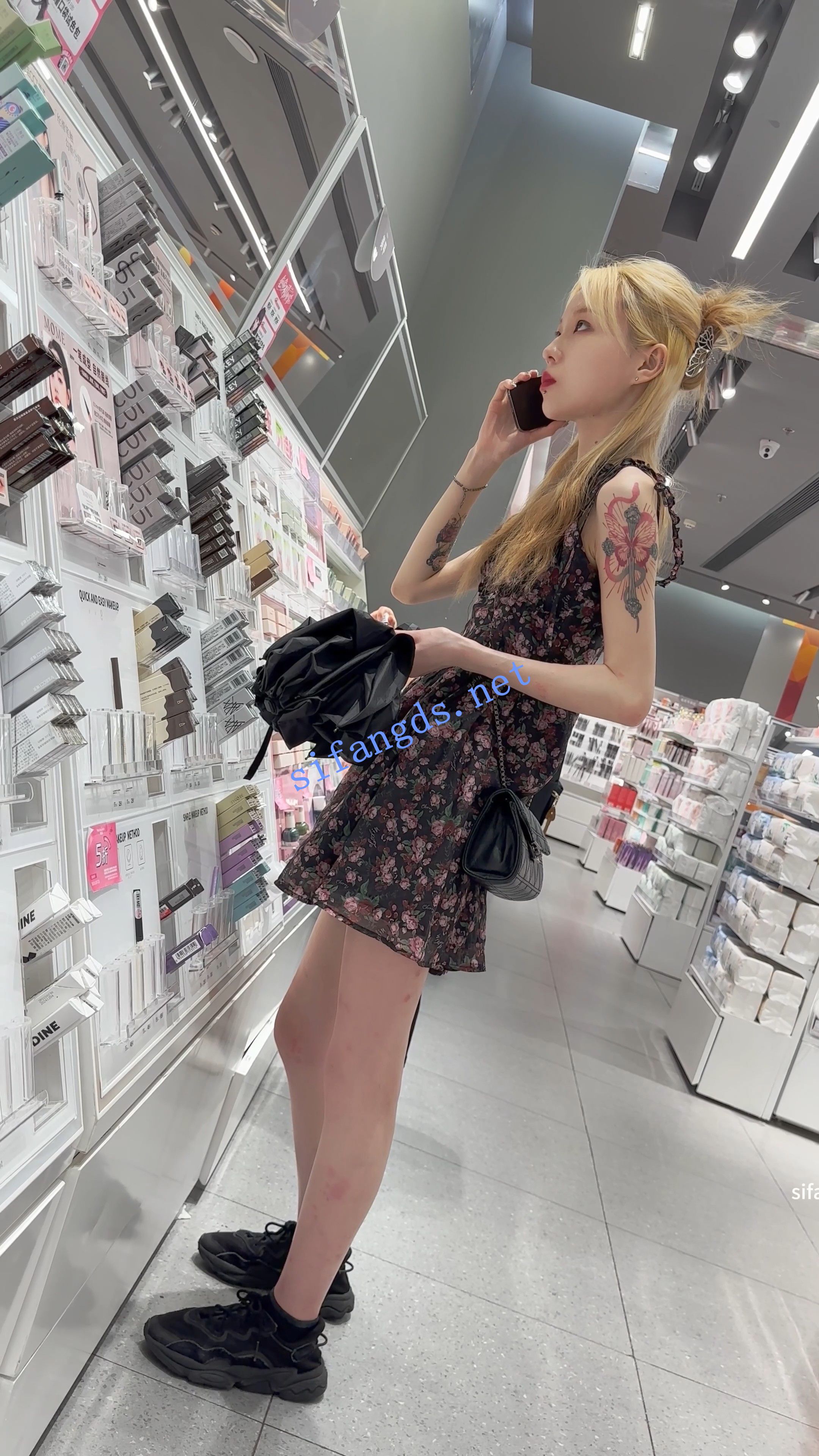 【KFC】黄毛精神小妹逛街买美妆。长裙草莓可爱内内贴着拍