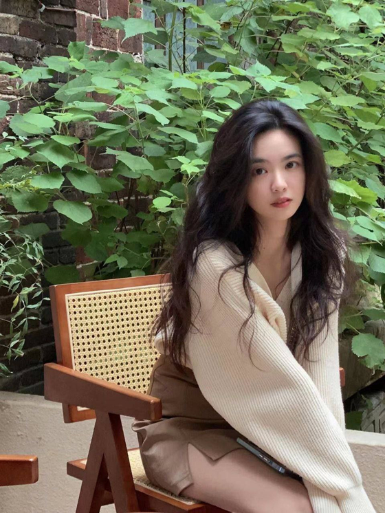 ❤️极品反差婊❤️镜子面前跪舔讨好金主,掰开双腿让其对着镜子达到高潮,白虎嫩妹被捆绑调教!