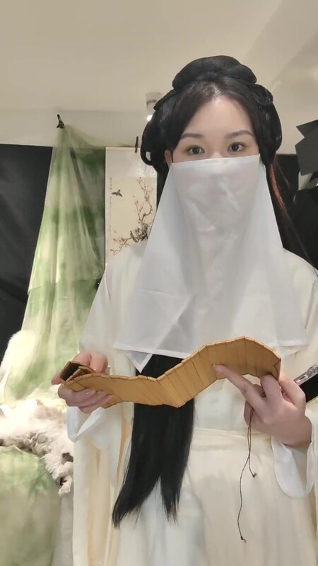 古风装扮小姐姐！性感诱惑别有风味！撩起裙子扭腰摆臀，脱光光自摸骚穴，从下往上视角，逼里还塞着棉棒