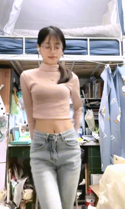 极品颜值眼镜娘反差美女大学生✅平坦的小腹上纹着黑桃Q 穿着婚纱给大屌男操,不知道女主了不了解这个图案的意思奴