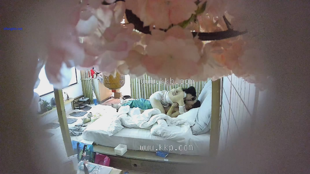 2024-1-17新流出酒店偷拍❤️羞涩的精日情侣的次元情趣内衣啪啪秀