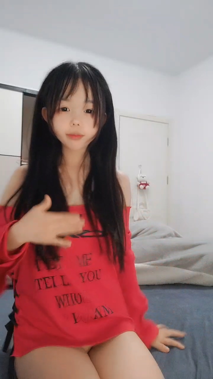 萌萌的骚妹子全程露脸大秀直播,童颜巨乳发育的真不错,风骚大屁股无毛白虎逼,穿上黑丝更诱惑抠到高潮不断