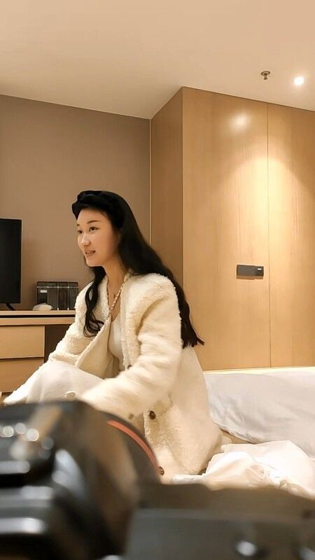 2023-11-9【模特写真拍摄丶探花】文静小美女,话比较少摆弄姿势,脱下内裤掰穴,换上性感连体网袜