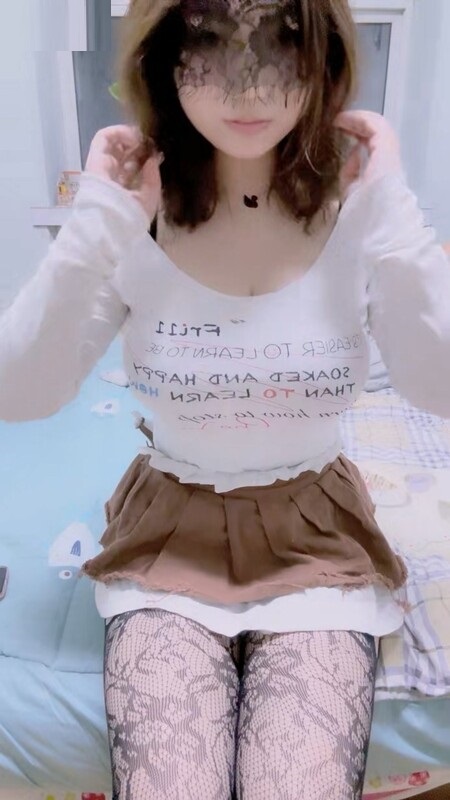顶级美乳E罩杯嫩妹妹!一对豪乳又白又大!性感吊带网袜,极品美臀地上假吊骑坐,被炮友震动棒玩穴