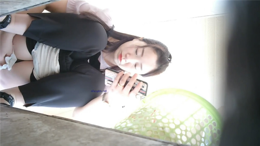 纸箱厂女厕刁钻视角全景偷拍❤️多位美女少妇各种姿势嘘嘘