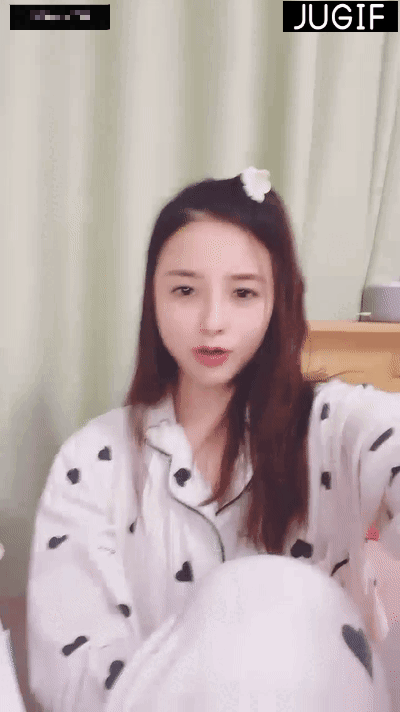 白虎美穴尤物女神,超级嫩,自己先玩下道具,再操逼,单腿网袜扛起操,爽死了娇喘不断