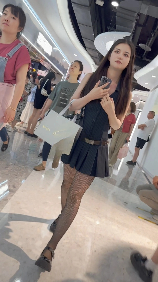 ❤️√ 【KFC】短裙露背装美女笑着逛街。镶钻网袜白色薄内贴脸CD  骚气内内全过程已经被全程记录了
