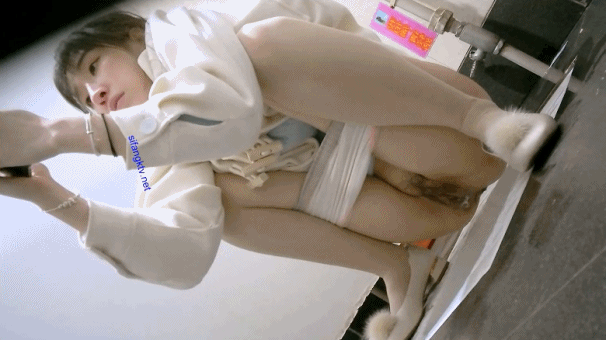 酒店女厕全景偷拍极品少妇嘘嘘❤️B里流出白色的液体难道刚刚被操了
