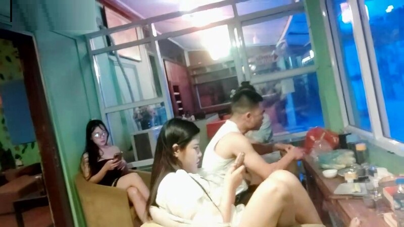 2023-3-4【勇闯东南亚】东南亚探花，眼镜御姐，带到房间洗澡开草，翘起屁股舔吊，后入姿势爆草
