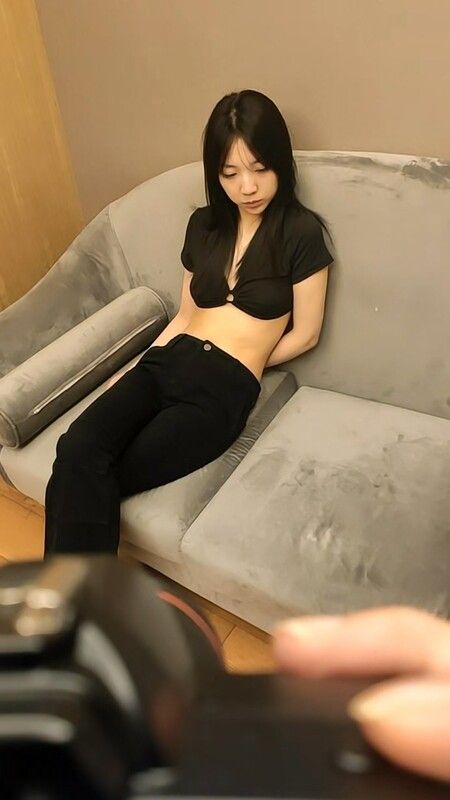 2023-11-12【模特写真拍摄丶探花】高价约极品模特,苗条身材妹妹,摆弄各种姿势拍摄,特写肥唇骚穴