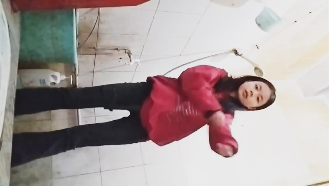 咸湿房东出租屋卫生间偷装摄像头偷拍❤️大学生女租客脱光衣服上厕所拉粑粑对着镜头看