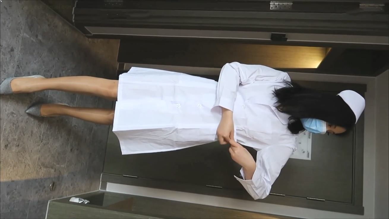 《模特私拍㊙️泄密》学院派极品美乳美腿气质女模露点私拍，各种丝袜死水库情趣制服，亮点在最后，丝足交M腿掰逼，对话精彩