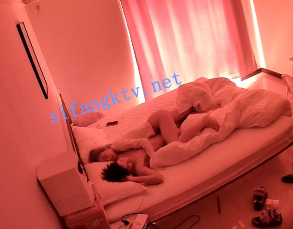 ♦️酒店偷拍♦️极品美女樱桃小口麻花辫和男友清早腻歪