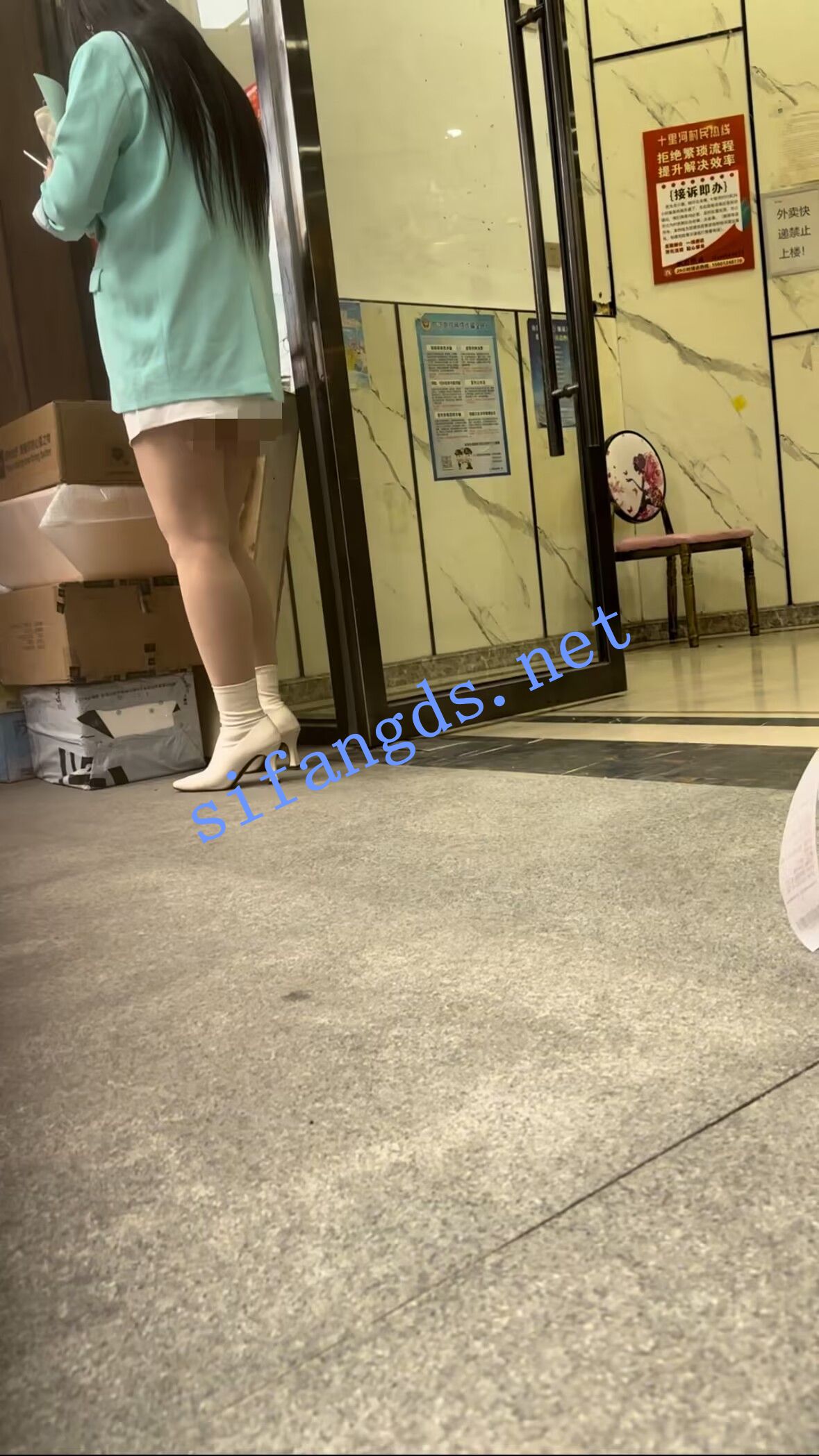 [CD抄底]CD抄底学姐，穿着高跟鞋肉丝肉丝里面好像没有穿…