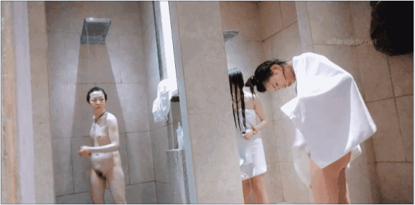 澡堂子内部员工偷窥专门盯着几个好身材的少妇拍