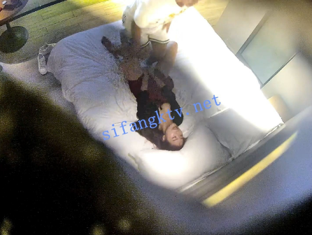♦️酒店偷拍♦️时尚女被干爹扑倒强X后一脸的心如死灰