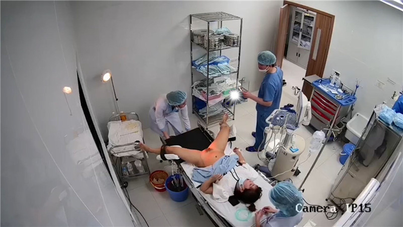 妇科监控偷拍碰到来做人流的美女,男医生赶紧凑过来看她的B长的啥样