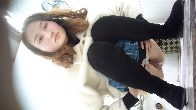 披肩发美少妇一线天鲍鱼极粉嫩❤️尿完不擦逼